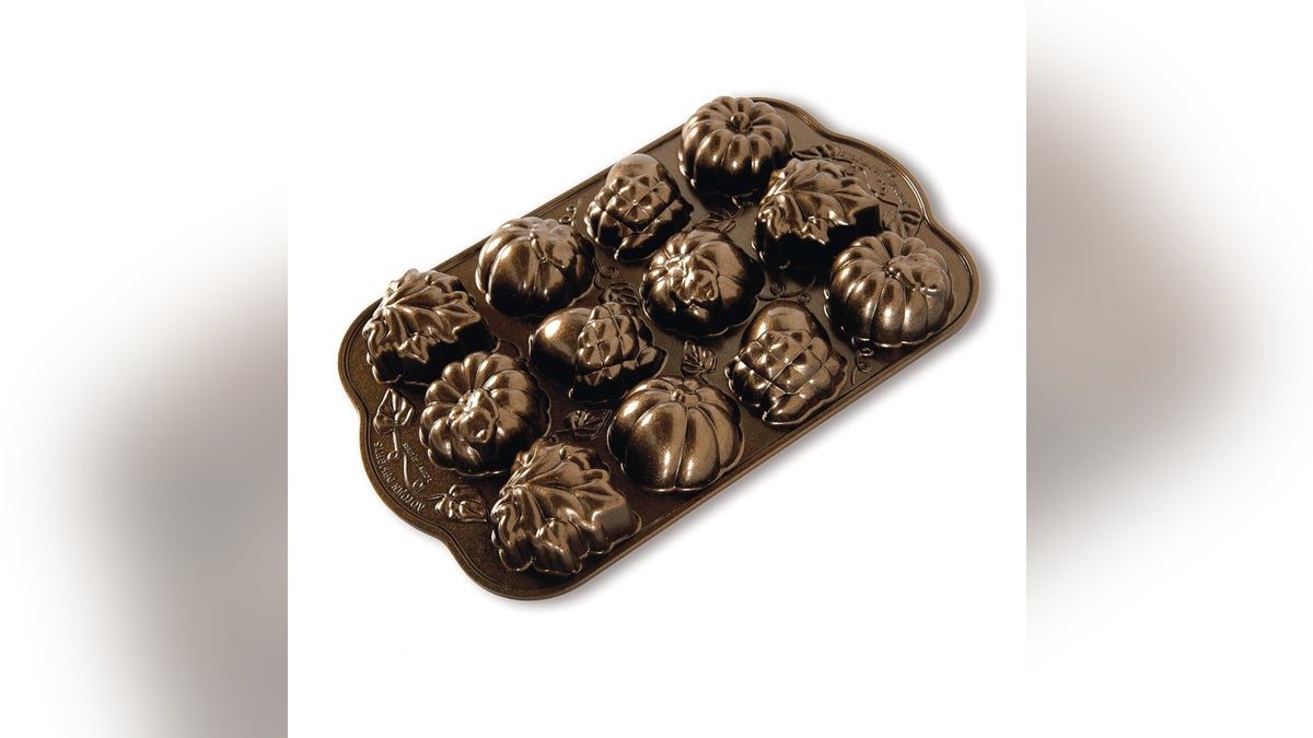 Make adorable mini fall-themed cakes.