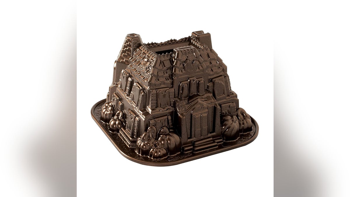 Make a spooky cake for Halloween with this cake mold.