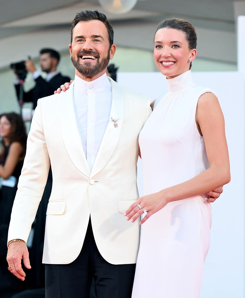 <p>Justin Theroux & Nicole Brydon Bloom</p>