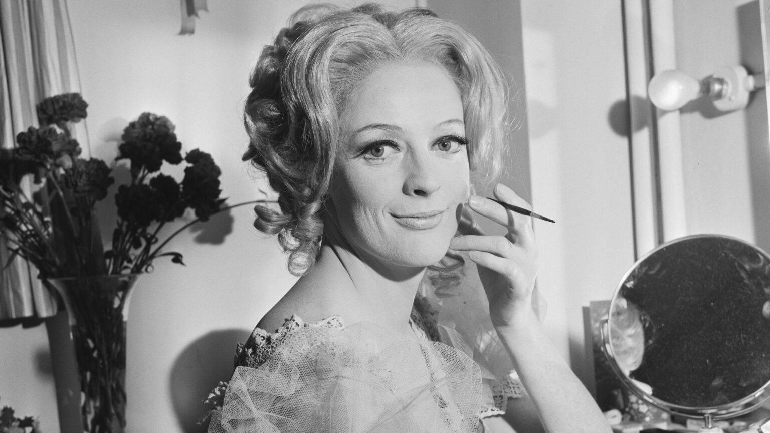 20 Fabulous Vintage Photos of a Young Maggie Smith