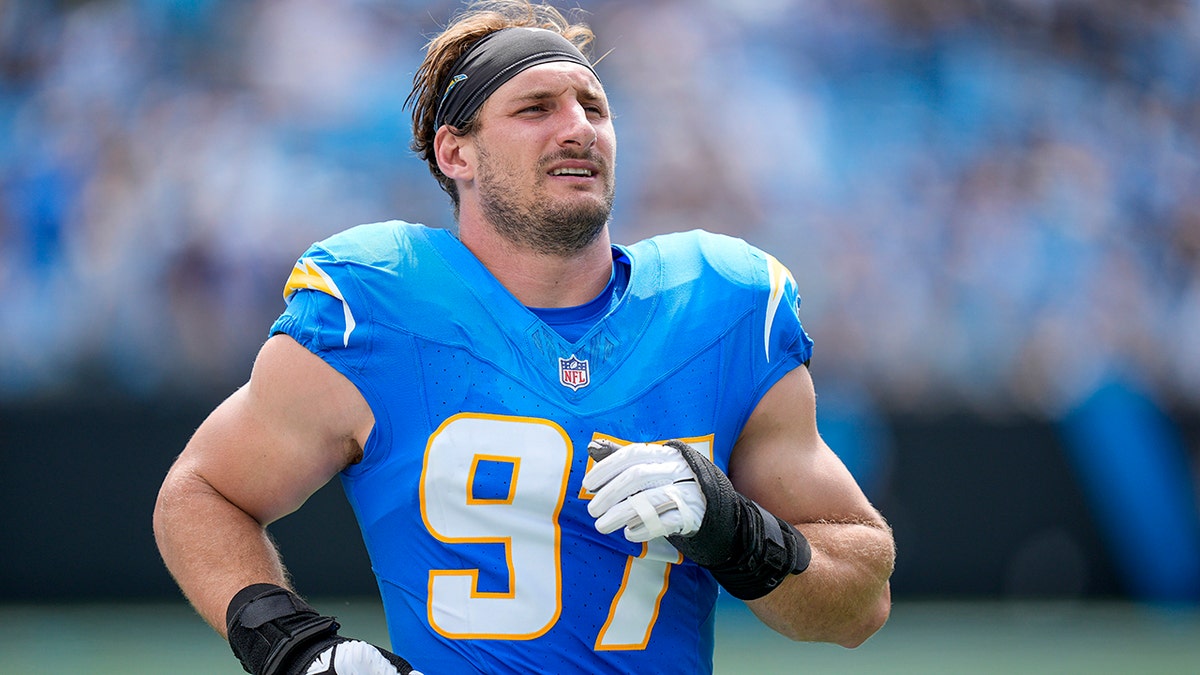 Joey Bosa jogs