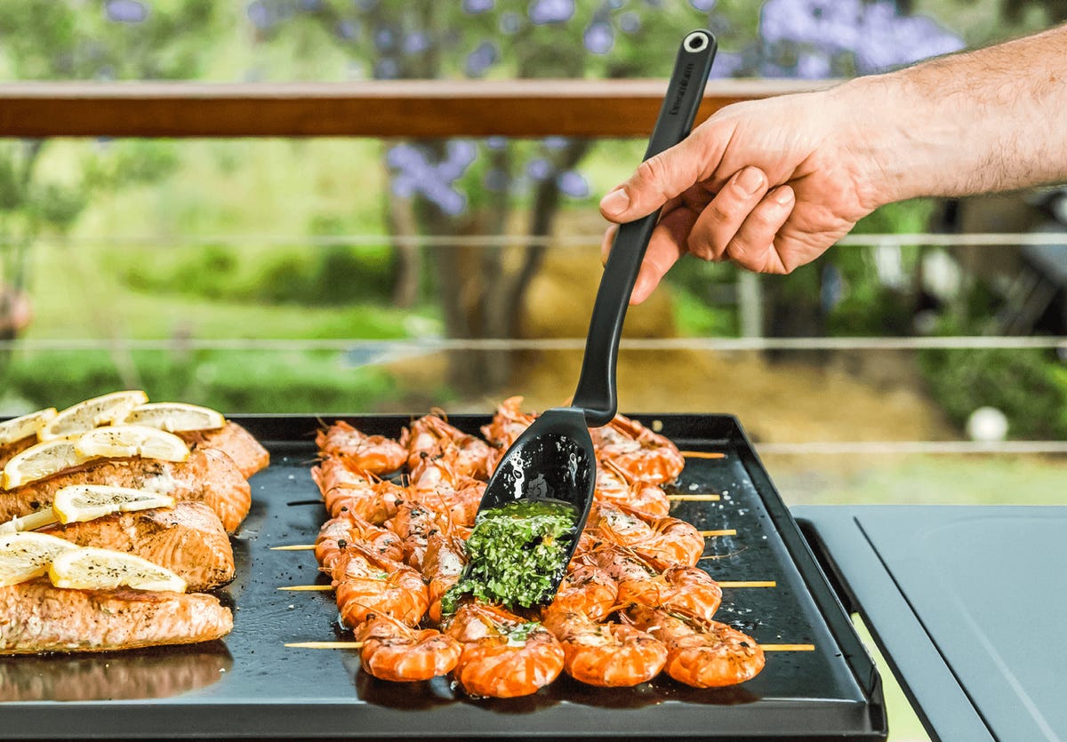 brizzle basting shrimp on grill