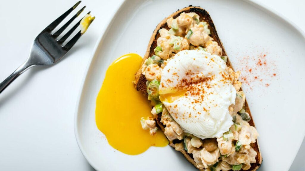 How to Whip Up a Poached Egg in Just 60 Seconds