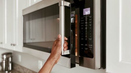 The Shockingly Simple Way to Keep Food From Drying Out in a Microwave