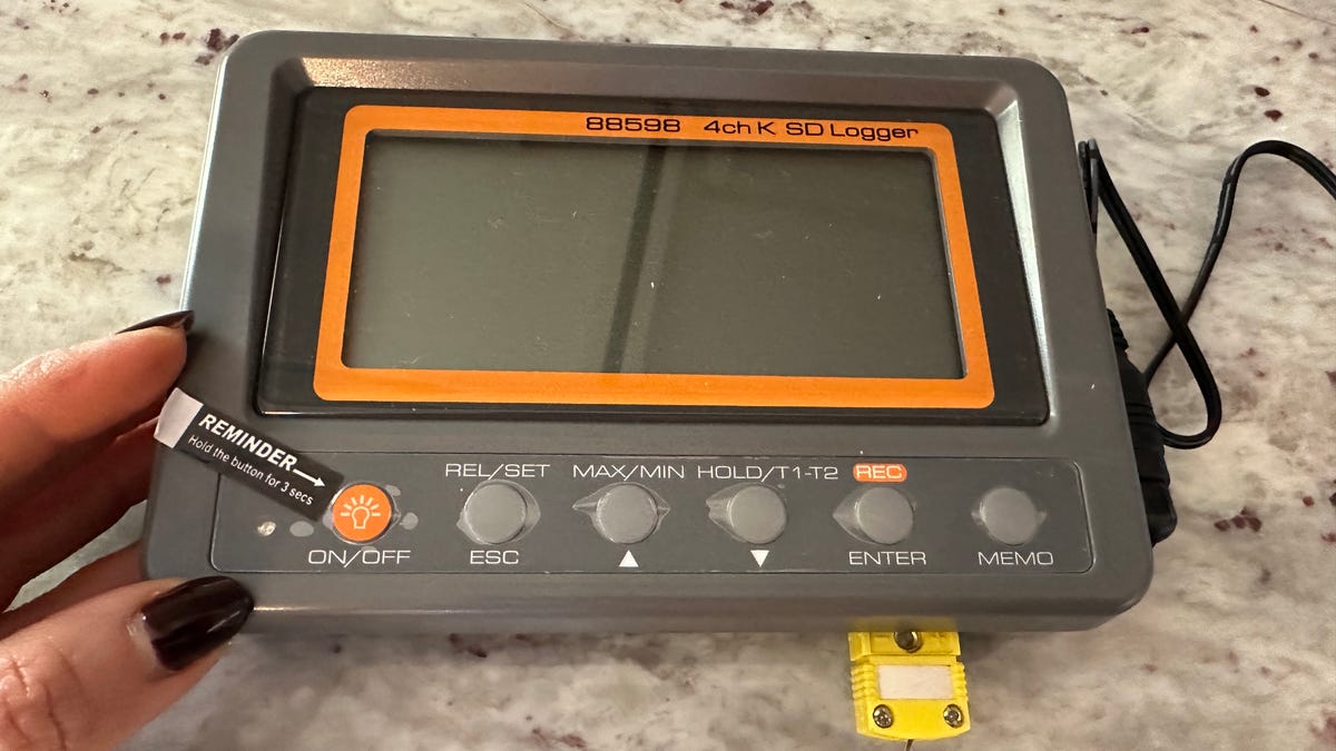 Temperature logging device
