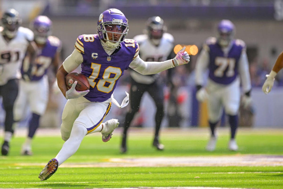 gettyimages-2173065966Minnesota Vikings wide receiver Justin Jefferson (18) runs with the ball after a catch during the first quarter of a NFL game