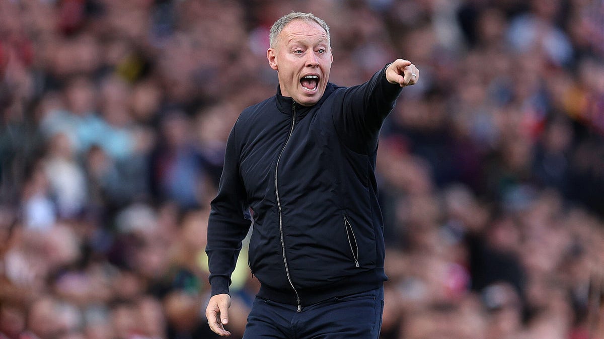 Leicester City manager Steve Cooper shouting, point with his left hand.