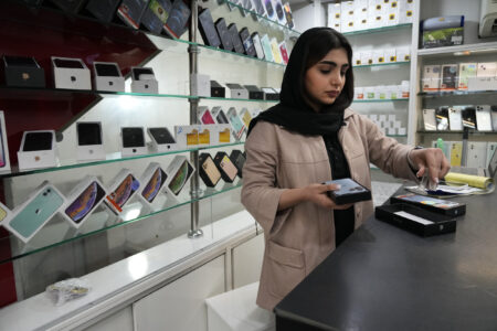 Iran Lifts iPhone Ban, Allows New Apple Imports After 2023 Freeze