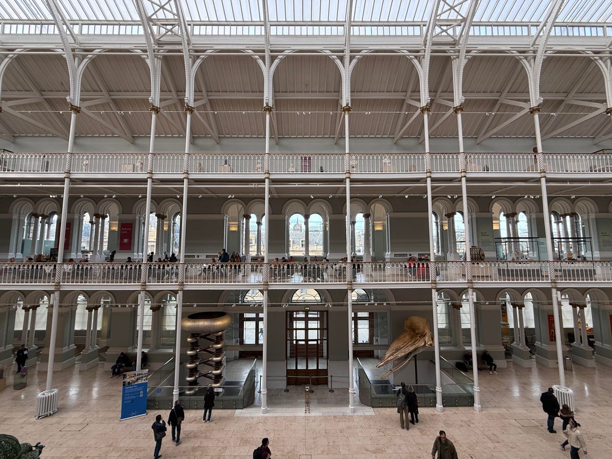 museum-floors-ultrawide-iphone-16-pro