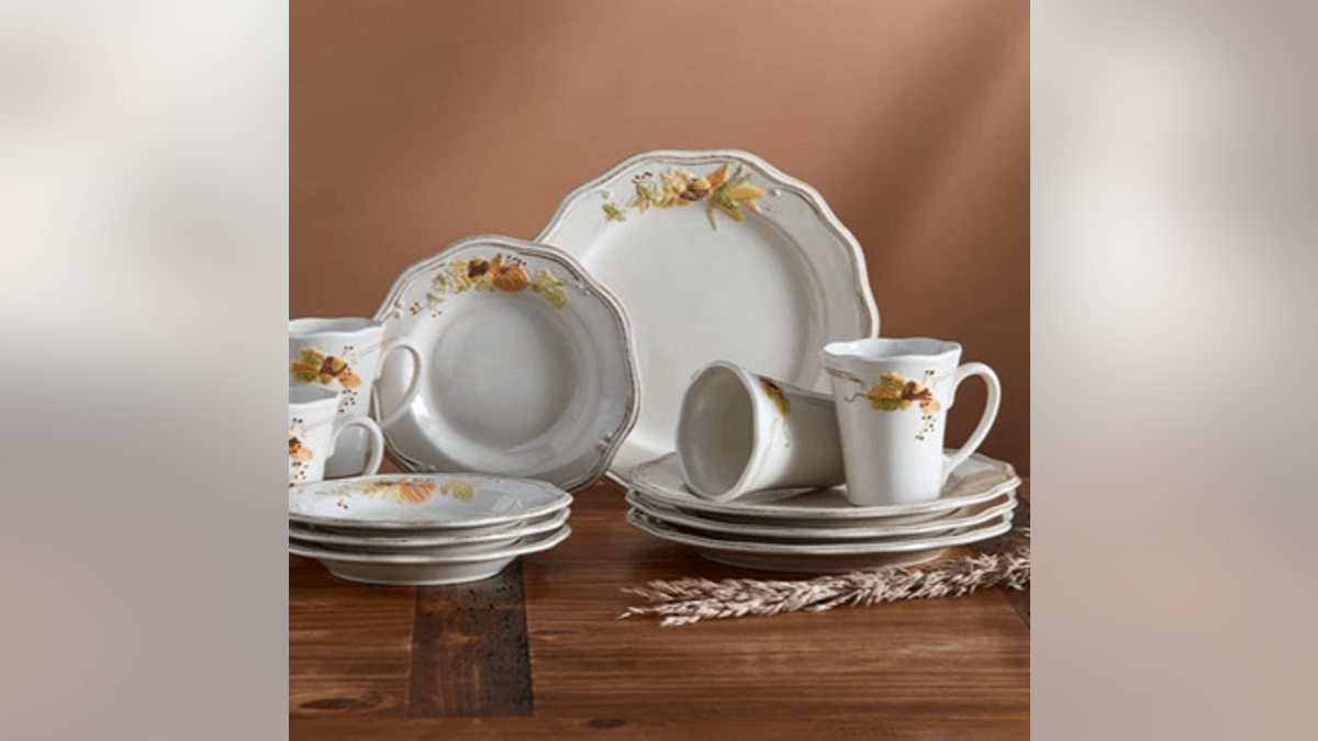 A Thanksgiving-themed plate set makes for a festive table.