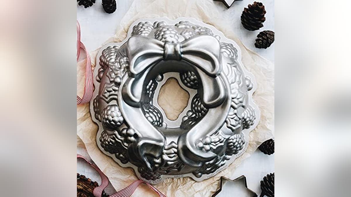 Make a cake filled with holiday spirit.