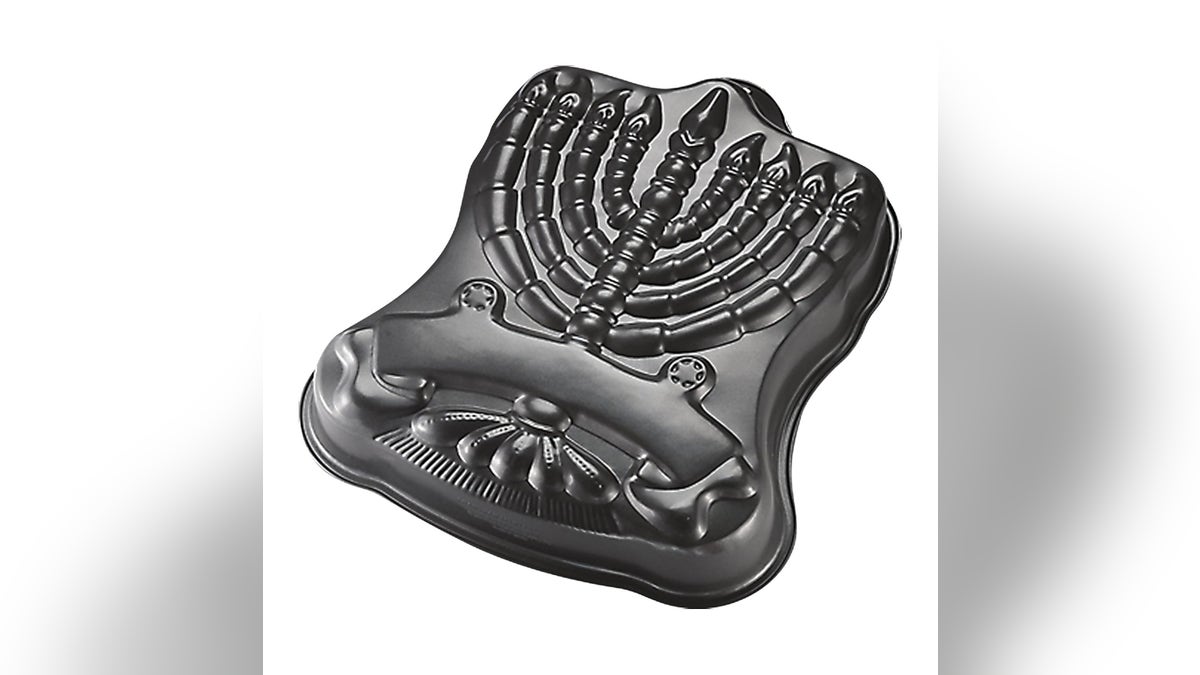 Create beautiful cakes for Hanukkah.