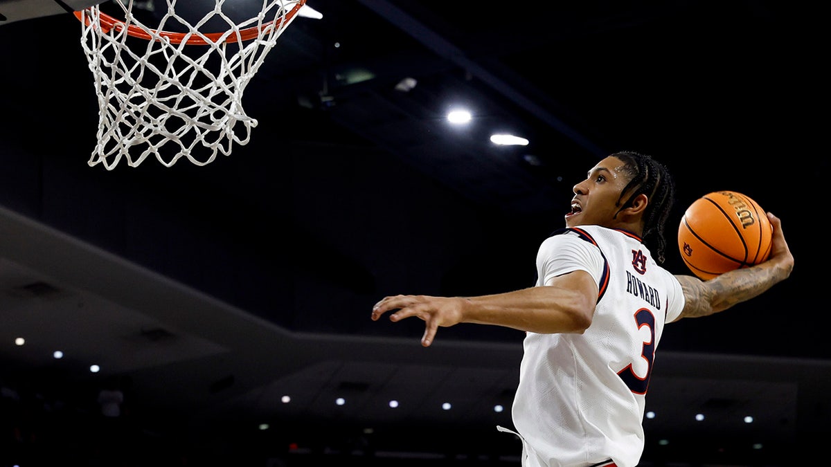 Jahki Howard dunks