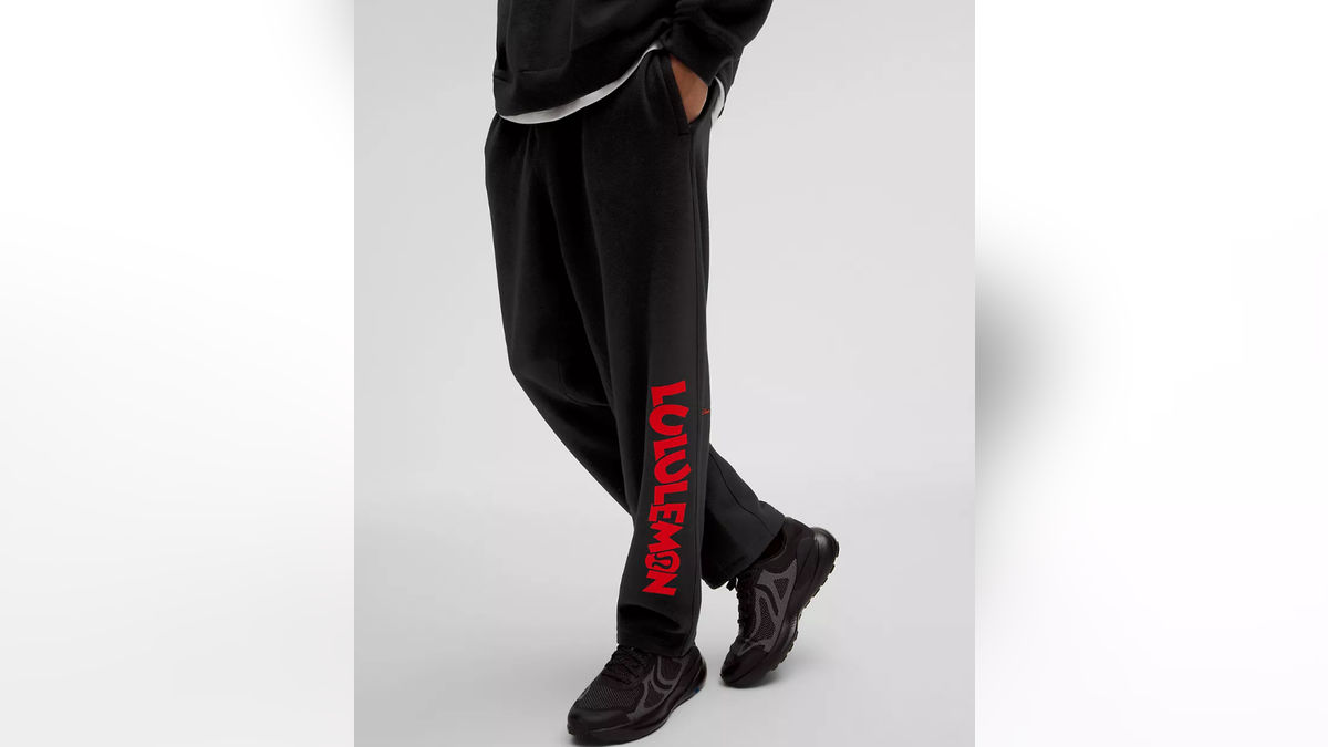 Relax in style with these cozy casual sweatpants.
