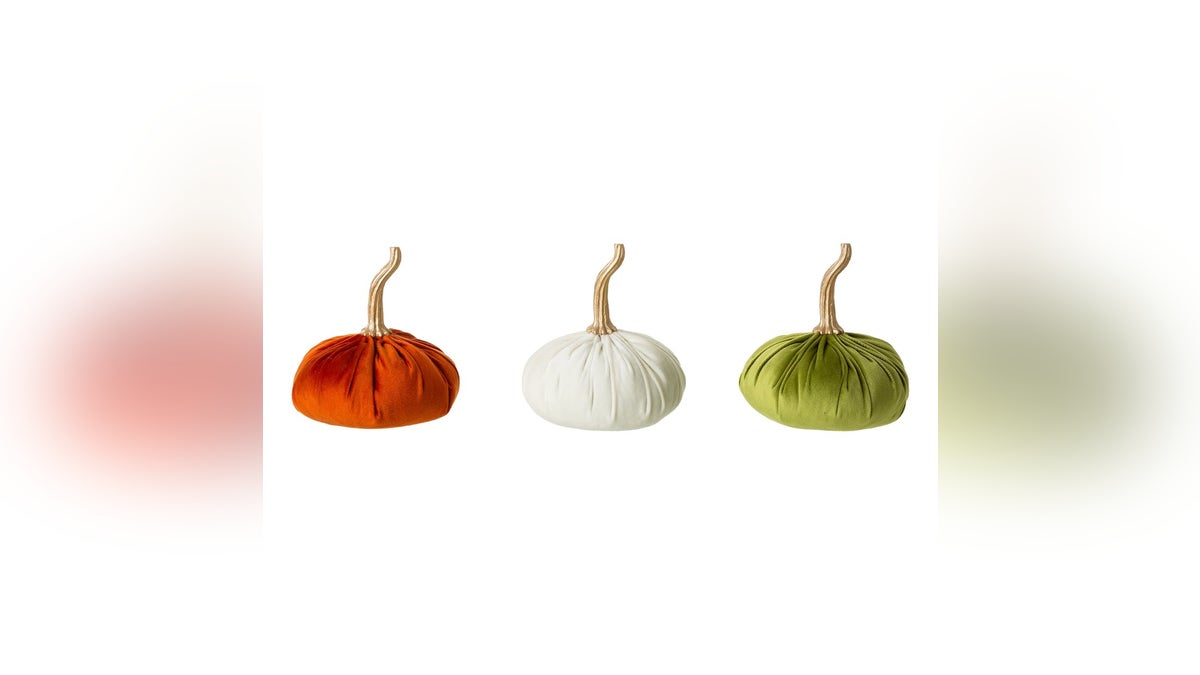 A three-piece velvet pumpkin adds a softer and elegant vibe.