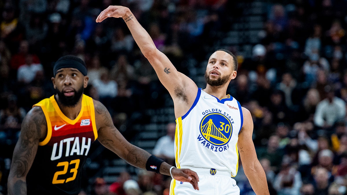 Stephen Curry shoots the basketball
