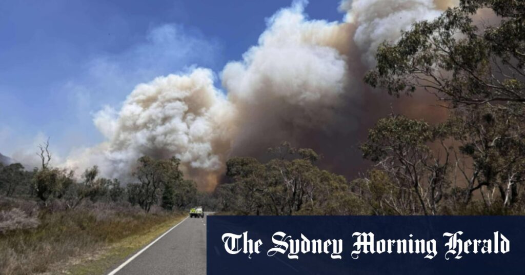 Evacuations in Halls Gap as authorities warn Grampians fire will burn for weeks