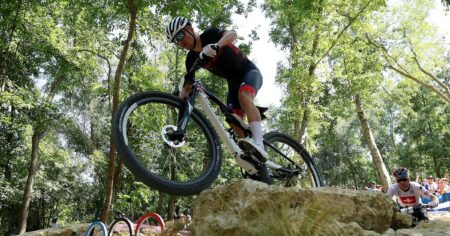 Tom Pidcock pulls off stunning last-lap overtake to storm to cross-country gold at Paris 2024 – ‘Nearly off the bike!’ – Mountain Bike video