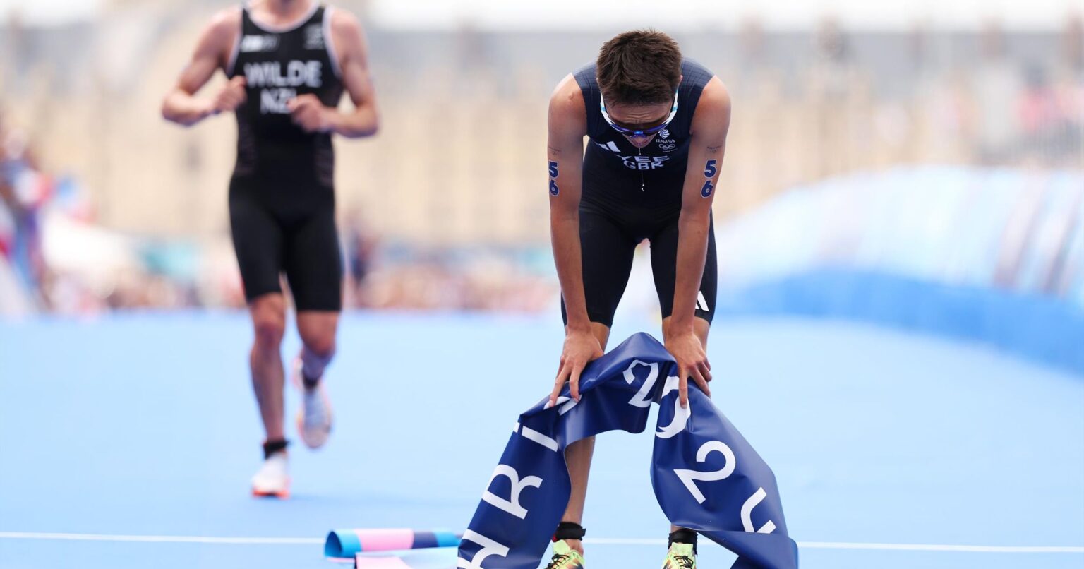 Alex Yee musters stunning comeback to win triathlon gold at Paris 2024 – ‘Back in British hands’ – Triathlon video