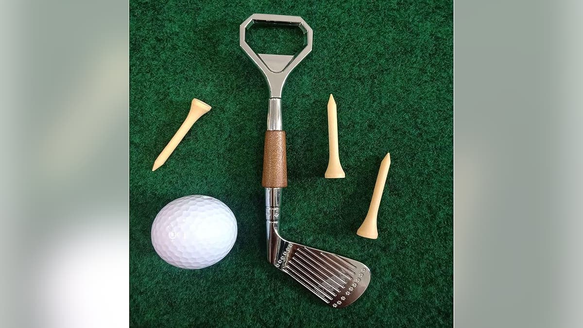 A handy gift for golfers and beer-lovers.