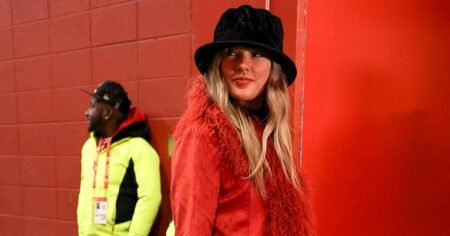 Taylor Swift Attends Travis Kelce’s Last Home Game of Regular Season as Chiefs Play Texans