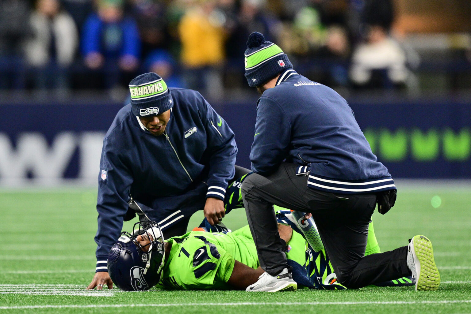 Seahawks’ Geno Smith Leaves Game With Significant Knee Injury