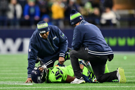 Seahawks’ Geno Smith Leaves Game With Significant Knee Injury