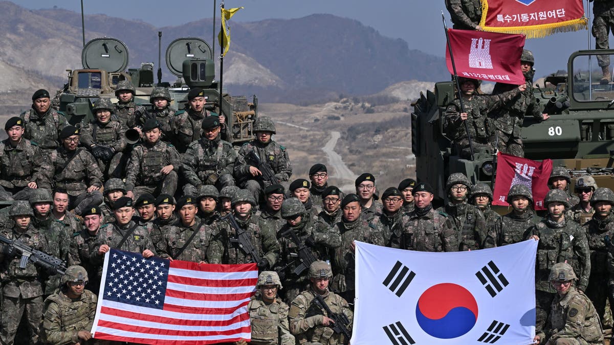 US and South Korean troops pose for group photo 