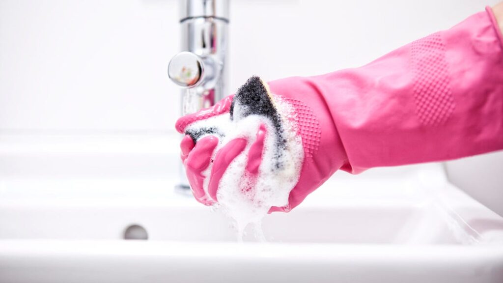 How to Effectively Clean Your Bathroom in 10 Minutes or Less