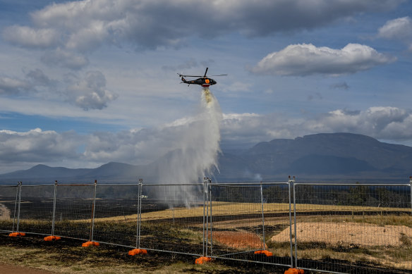 The Grampians fire remains a concern for firefighters. 