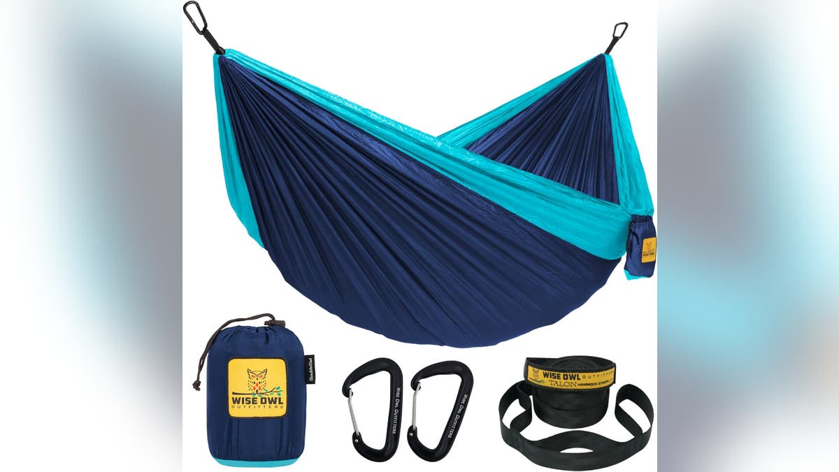 Relax wherever you go with this easy-to-assemble hammock.