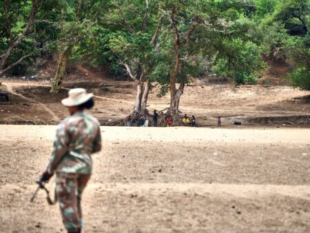 ‘It’s the only way’: Migrants, army face-off along S Africa-Zimbabwe border