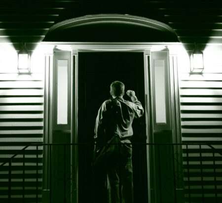 Homeowner Confused After Finding Strange Car Parked in Their Garage—Then They See the Note