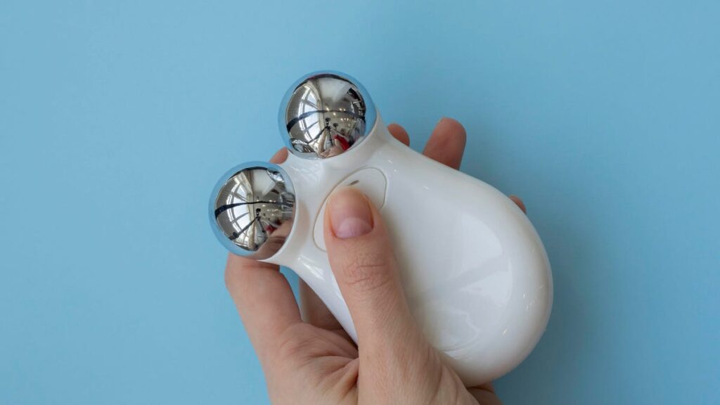 Microcurrent Devices: Effectiveness, Tips for Use and Are They Worth the Money? We Asked Skin Experts