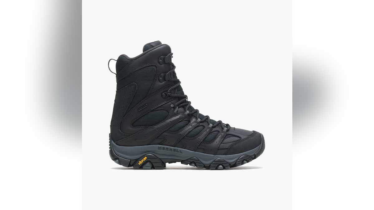 Choose a pair of powerful boots when you want to go snowshoeing.