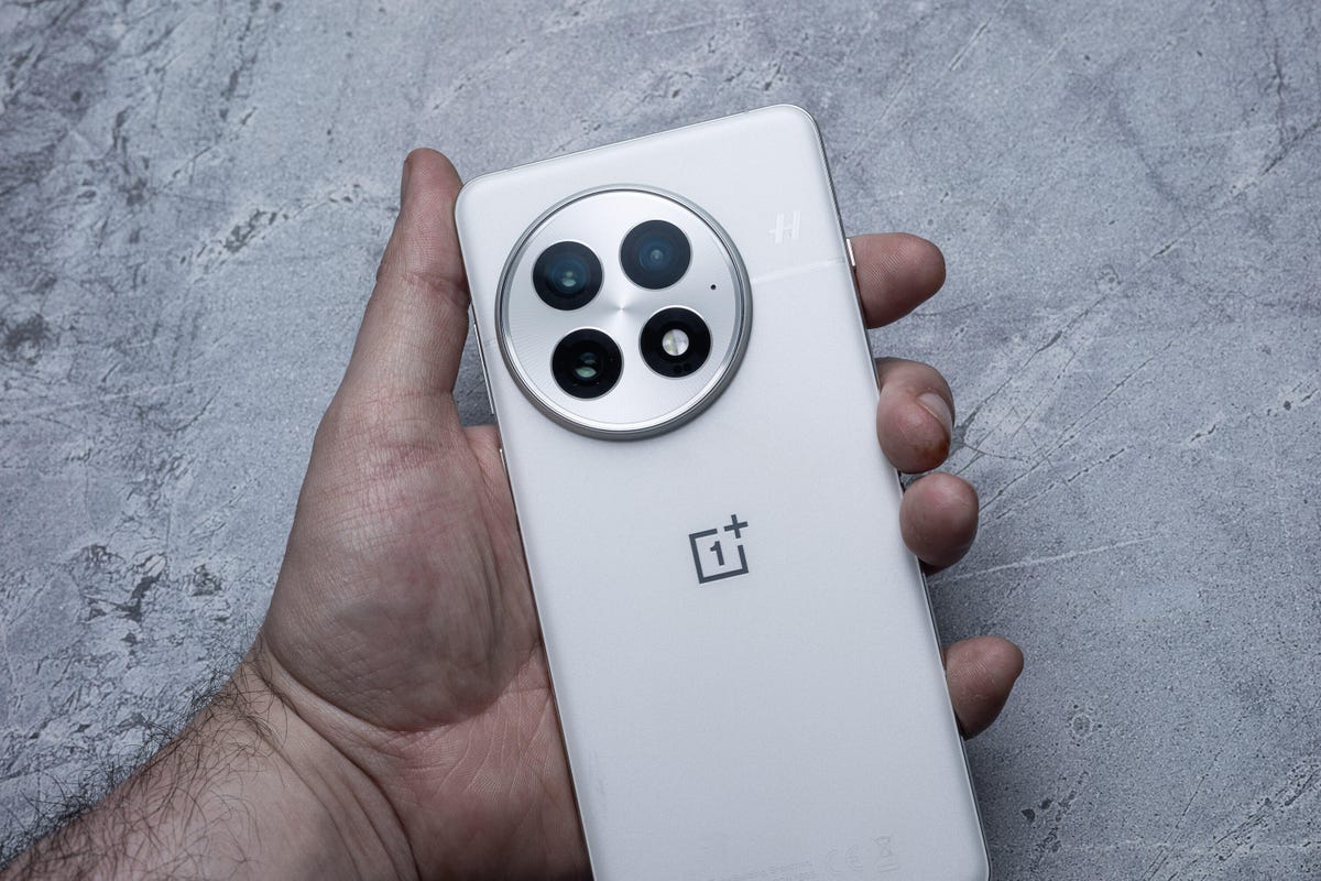 oneplus-13-review-cnet-lanxon-promo-11