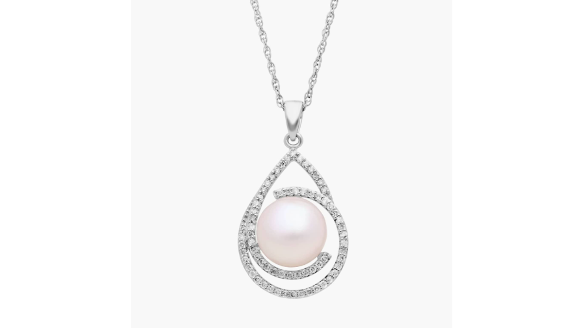 A twist on a classic pearl necklace.