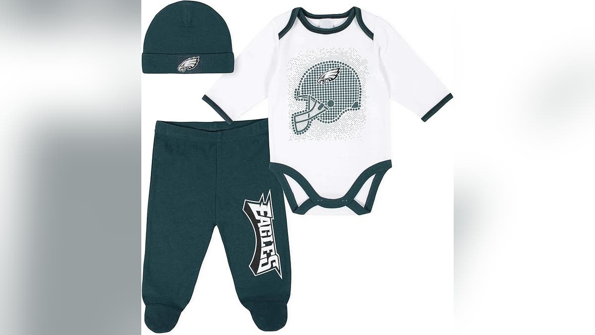 A whole Eagles outfit that'll keep your baby comfy.