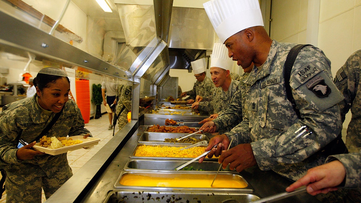 US soldiers getting food