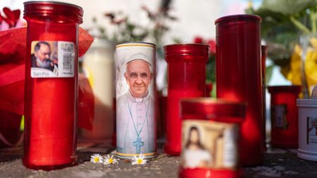 Pope Francis suffers 2 'acute respiratory failure' episodes, Vatican says