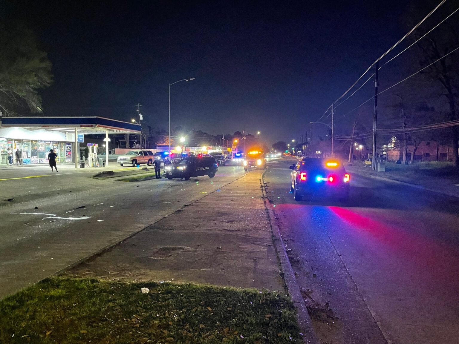 Texas man flees scene after crashing car at 100 mph, leaving his critically injured family behind: police