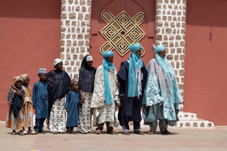 Family waits to see Durbar entourage