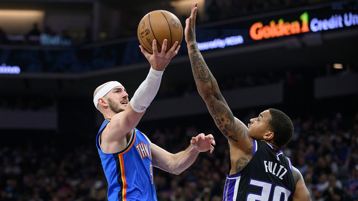 Alex Caruso drives