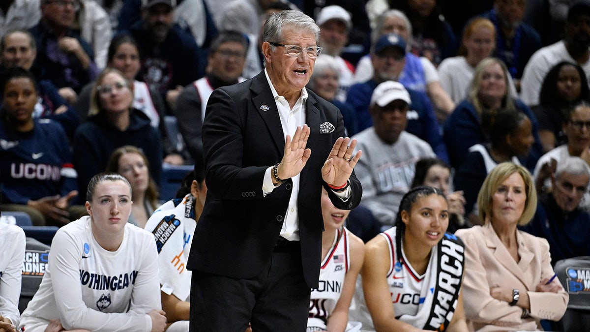 Geno Auriemma coaches