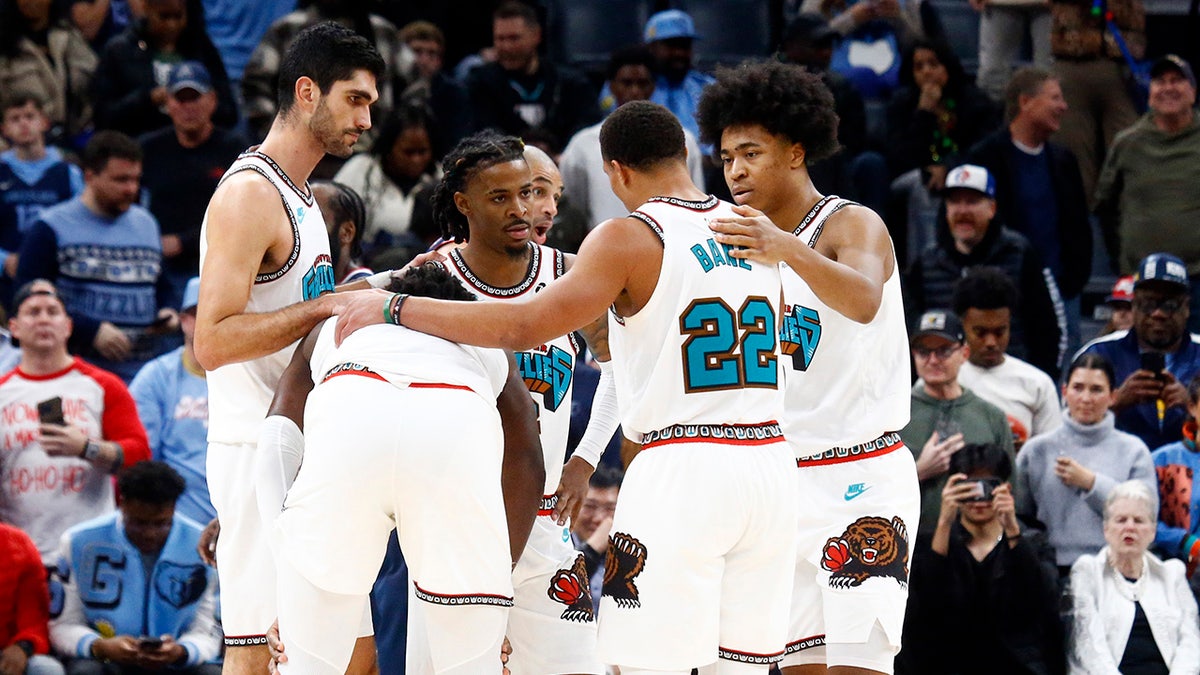 Grizzlies huddle