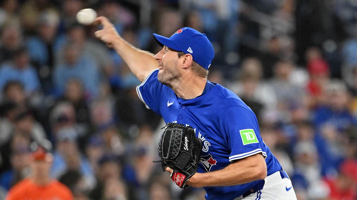 Max Scherzer pitches