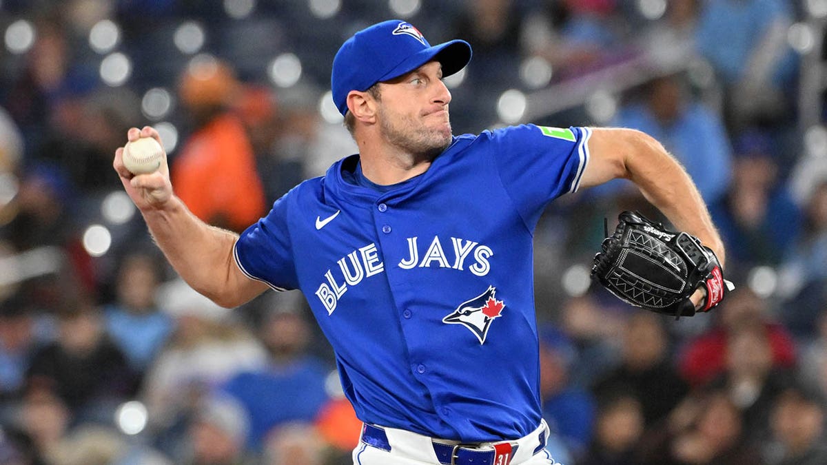 Max Scherzer pitches
