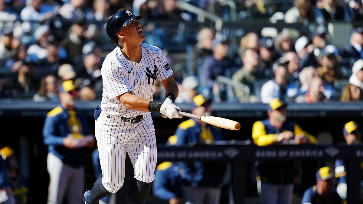 Anthony Volpe hits a home run