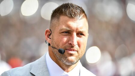 Tim Tebow, wife pay visit to Trump, fellow Florida alum Marco Rubio in Oval Office