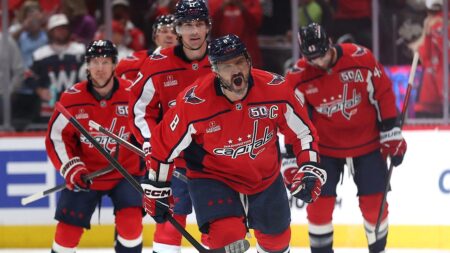 Alex Ovechkin ties Wayne Gretzky's all-time NHL goals record